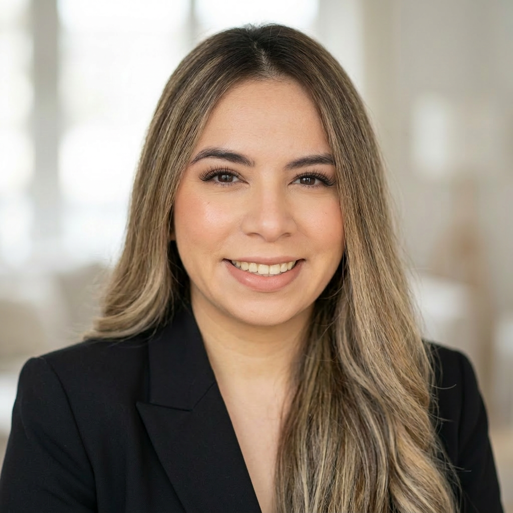 Amanda Santos realizando design de sobrancelha à linha